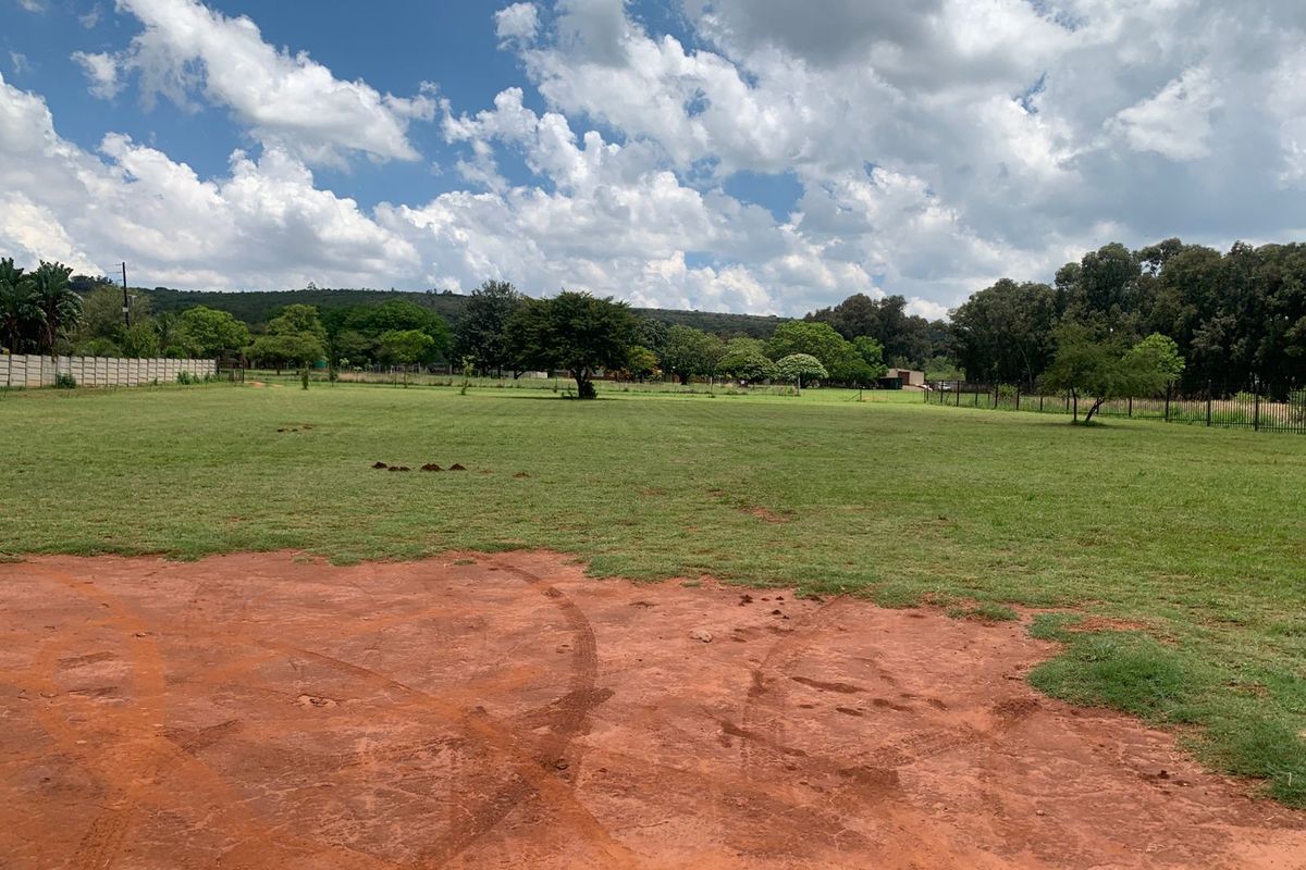 Spacious 6 bedroom smallholding with wide open land. - Photo 5