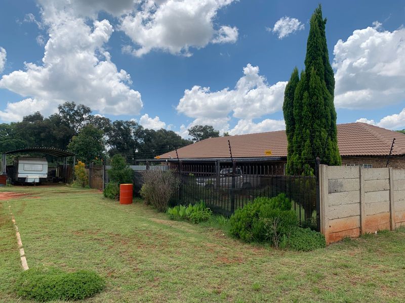 Spacious 6 bedroom smallholding with wide open land. - Photo 2