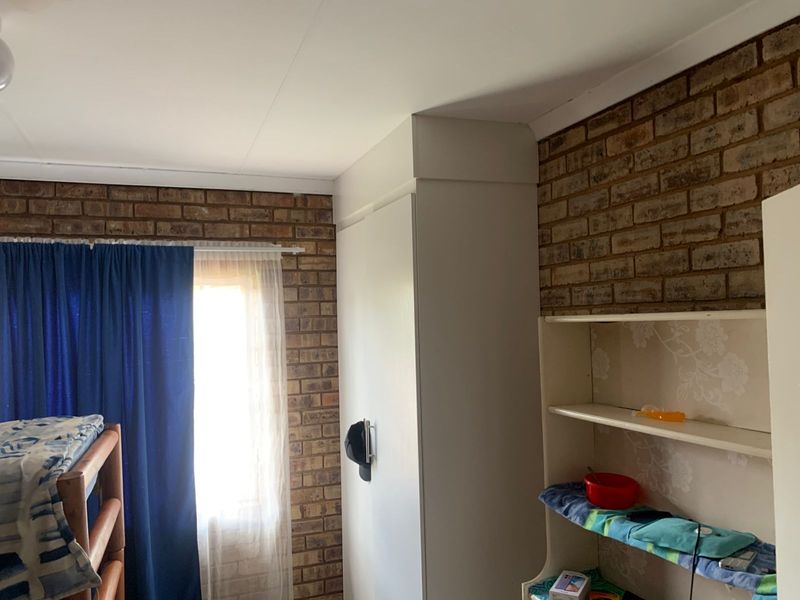 Spacious 6 bedroom smallholding with wide open land. - Photo 10