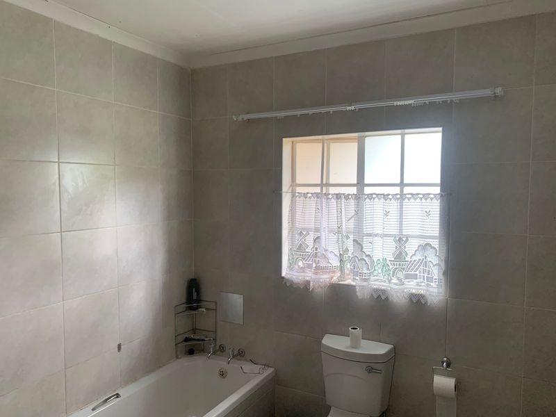 Spacious 6 bedroom smallholding with wide open land. - Photo 9