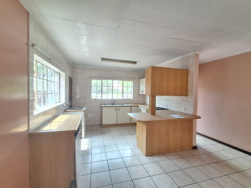 Slight Fixer upper, Safe and secure complex in Arcon Park. Face brick - 2 Bedroom Townhouse. - Photo 6