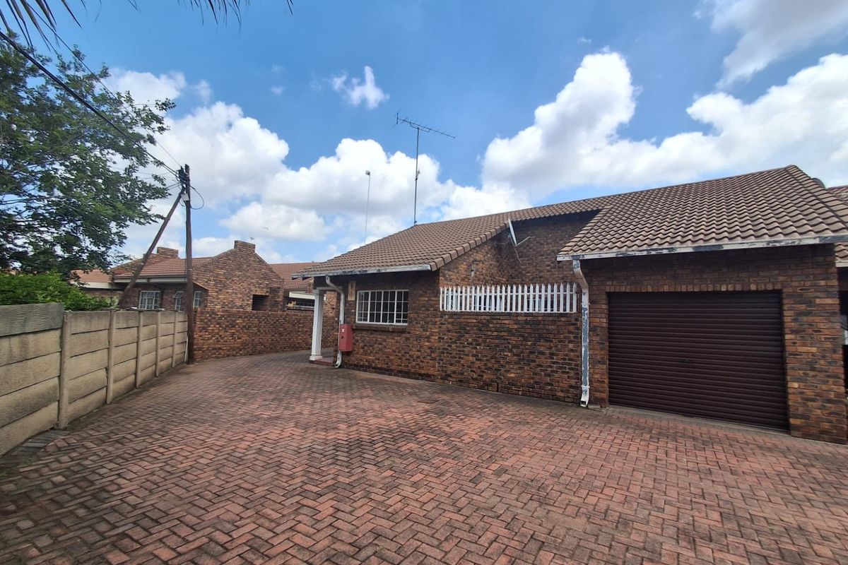 Slight Fixer upper, Safe and secure complex in Arcon Park. Face brick - 2 Bedroom Townhouse. - Photo 2