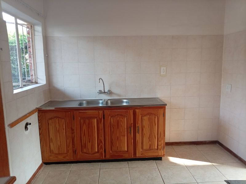 2 Bedroom Townhouse for Sale – Walking Distance from Schools - Photo 6