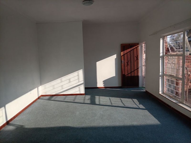 2 Bedroom Townhouse for Sale – Walking Distance from Schools - Photo 4