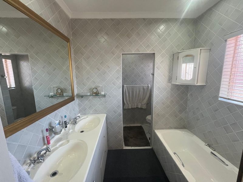 SE 3 Prime Location For A Huge Family, Extended Family Or Business Potential. - Photo 8