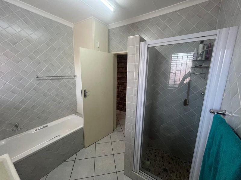 SE 3 Prime Location For A Huge Family, Extended Family Or Business Potential. - Photo 7