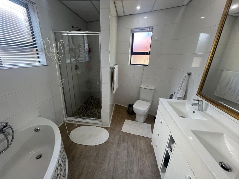 SE 3 Prime Location For A Huge Family, Extended Family Or Business Potential. - Photo 6