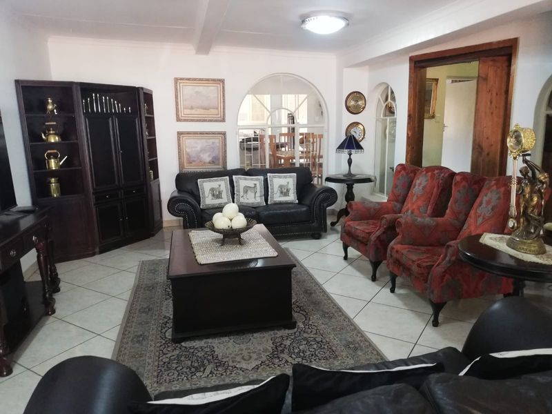 SE 3 Prime Location For A Huge Family, Extended Family Or Business Potential. - Photo 2