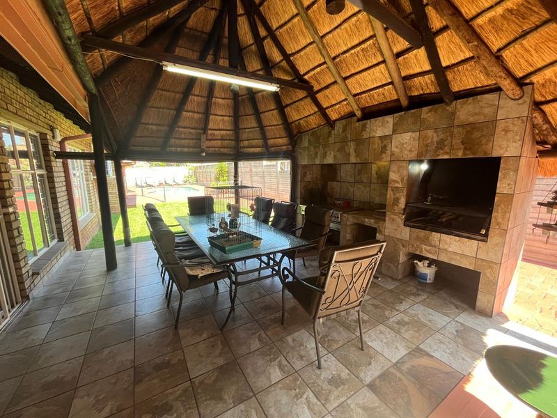 SE 3 Prime Location For A Huge Family, Extended Family Or Business Potential. - Photo 9