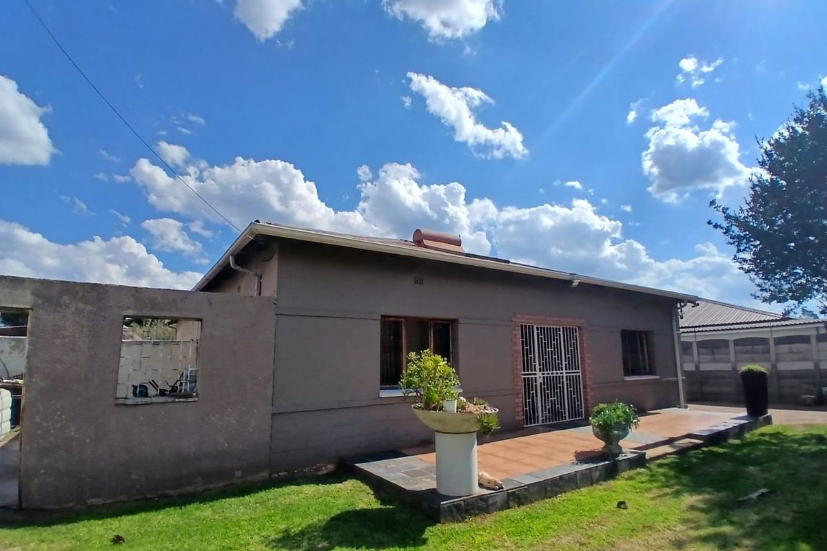 Spacious Family Home with Flatlet in Dalview - Photo 3