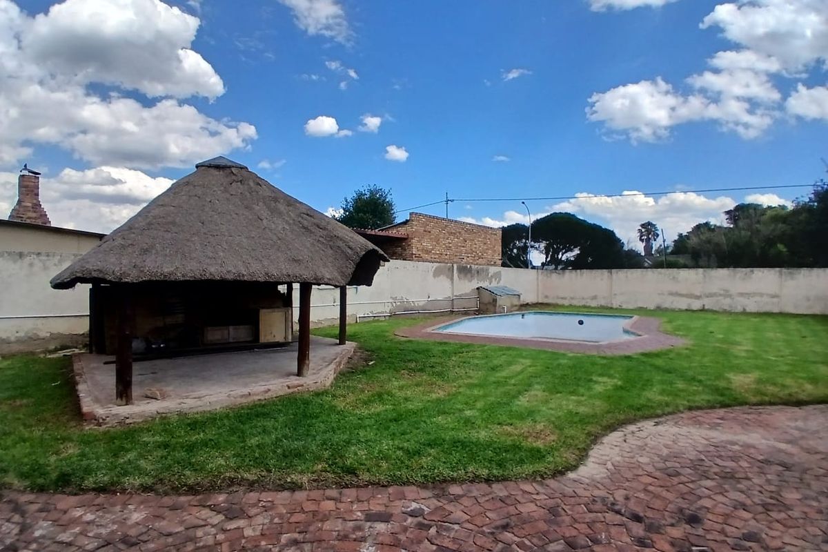 Spacious Family Home with Flatlet in Dalview - Photo 5