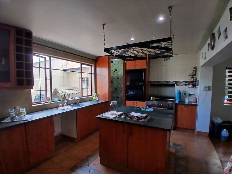 Spacious Family Home with Flatlet in Dalview - Photo 10