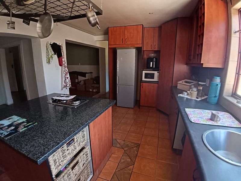 Spacious Family Home with Flatlet in Dalview - Photo 8