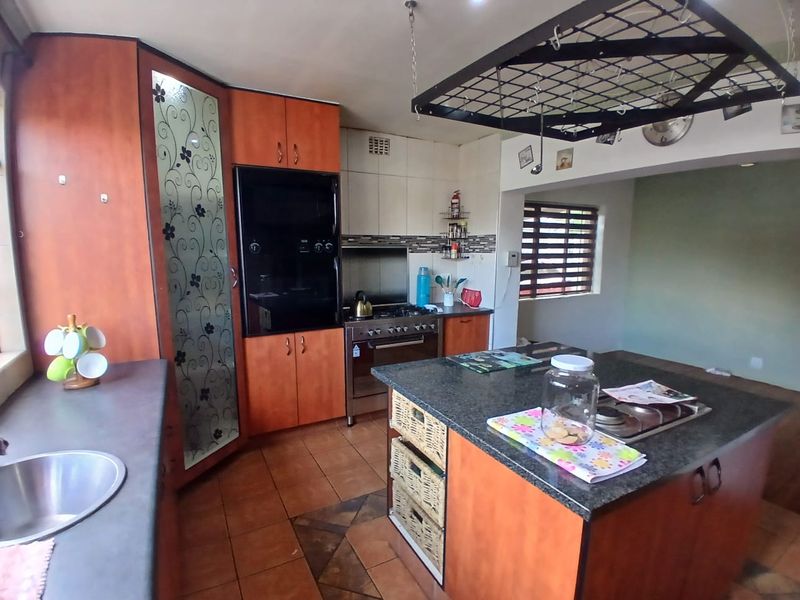 Spacious Family Home with Flatlet in Dalview - Photo 6