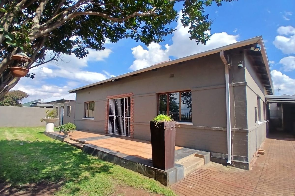 Spacious Family Home with Flatlet in Dalview - Photo 4