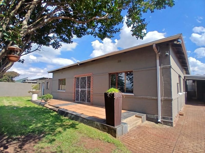 Spacious Family Home with Flatlet in Dalview - Photo 4