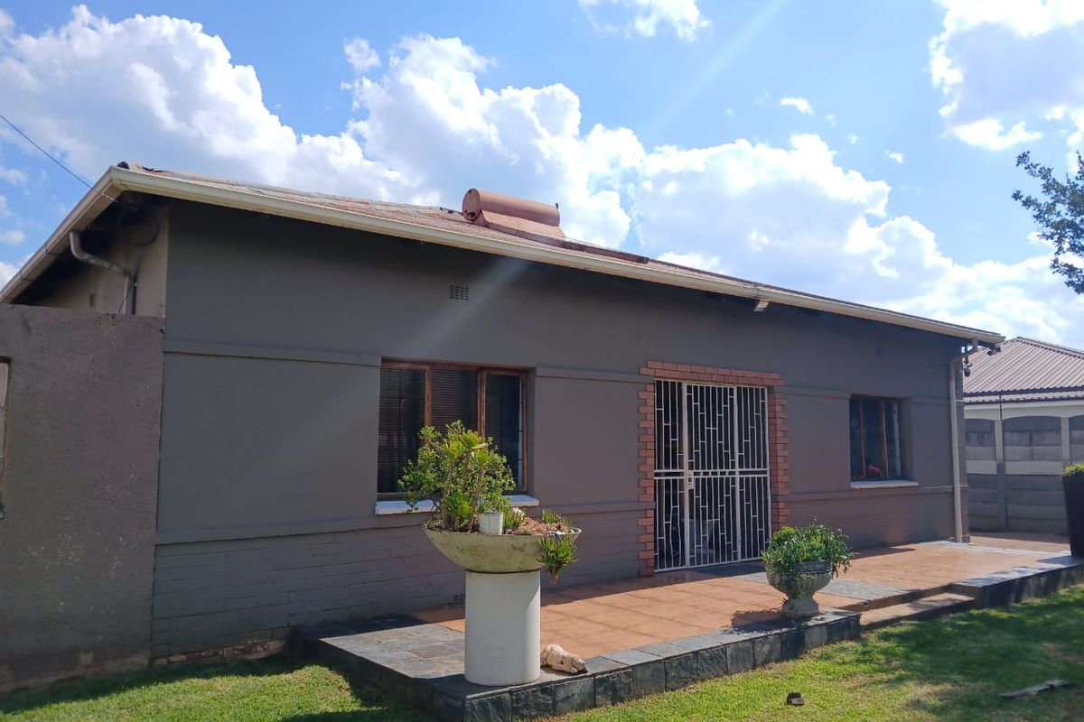 Spacious Family Home with Flatlet in Dalview - Photo 2