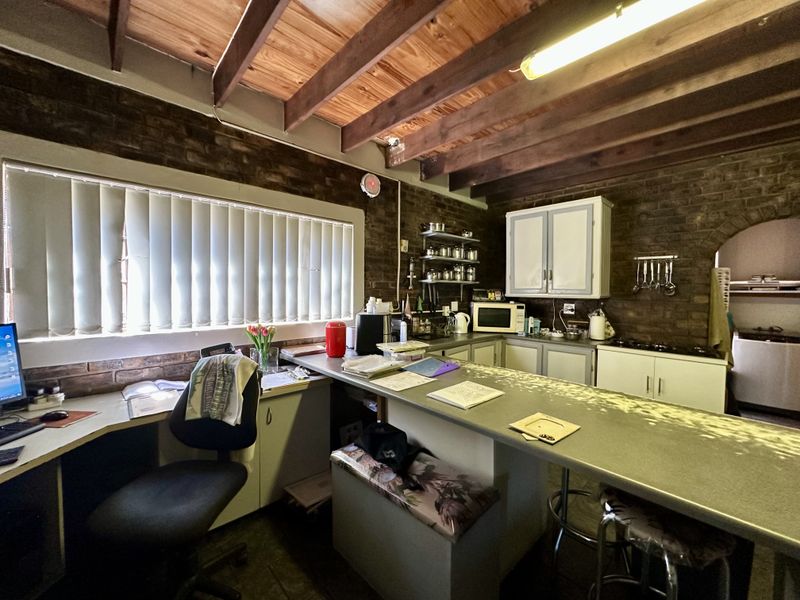 Spacious 10-Bedroom Guesthouse for Sale in Birdswood — Prime Location & Exceptional Facilities - Photo 8