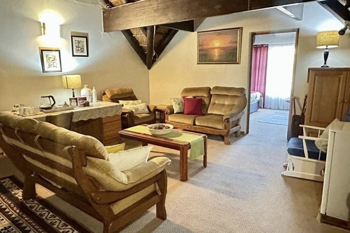 Spacious 10-Bedroom Guesthouse for Sale in Birdswood — Prime Location & Exceptional Facilities - Photo 2