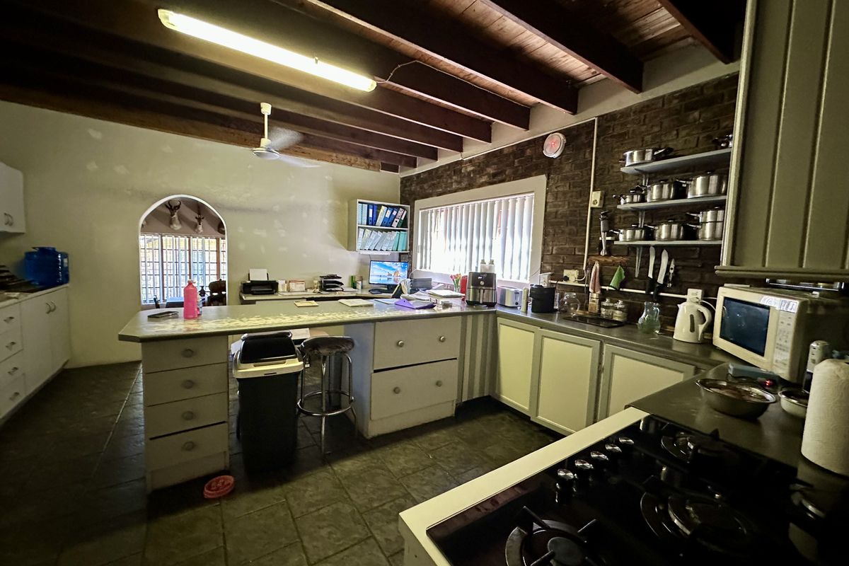 Spacious 10-Bedroom Guesthouse for Sale in Birdswood — Prime Location & Exceptional Facilities - Photo 3