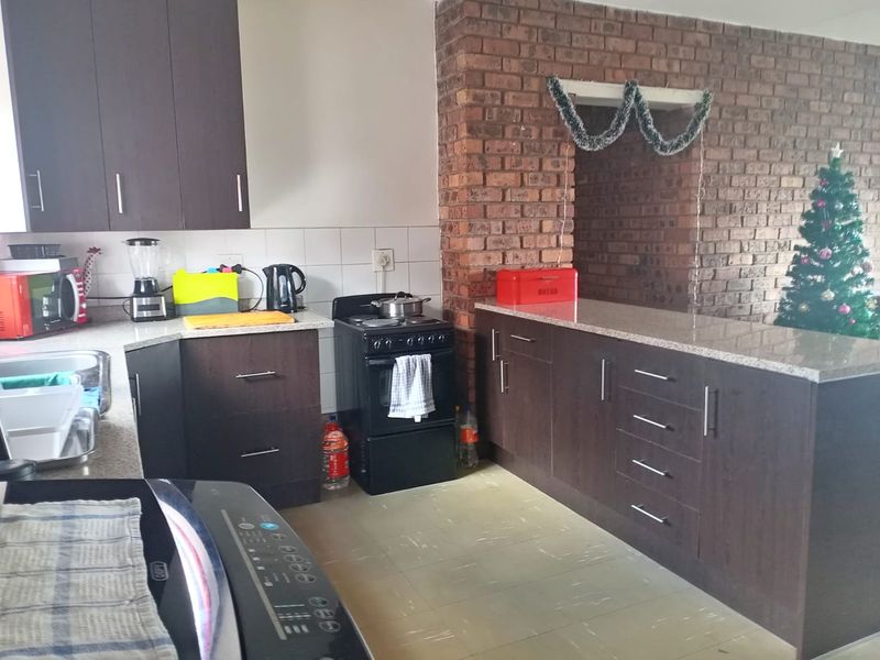 Neat 3-Bedroom Apartment in Secure Complex - Photo 8