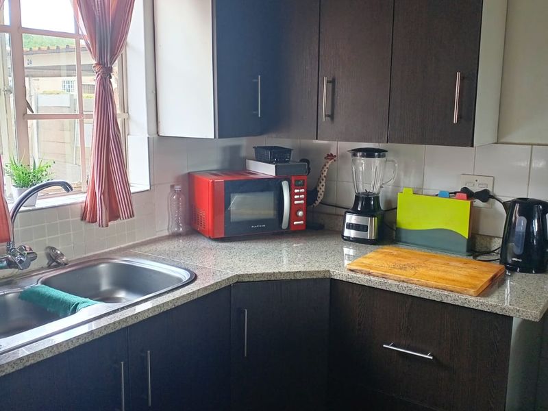 Neat 3-Bedroom Apartment in Secure Complex - Photo 7