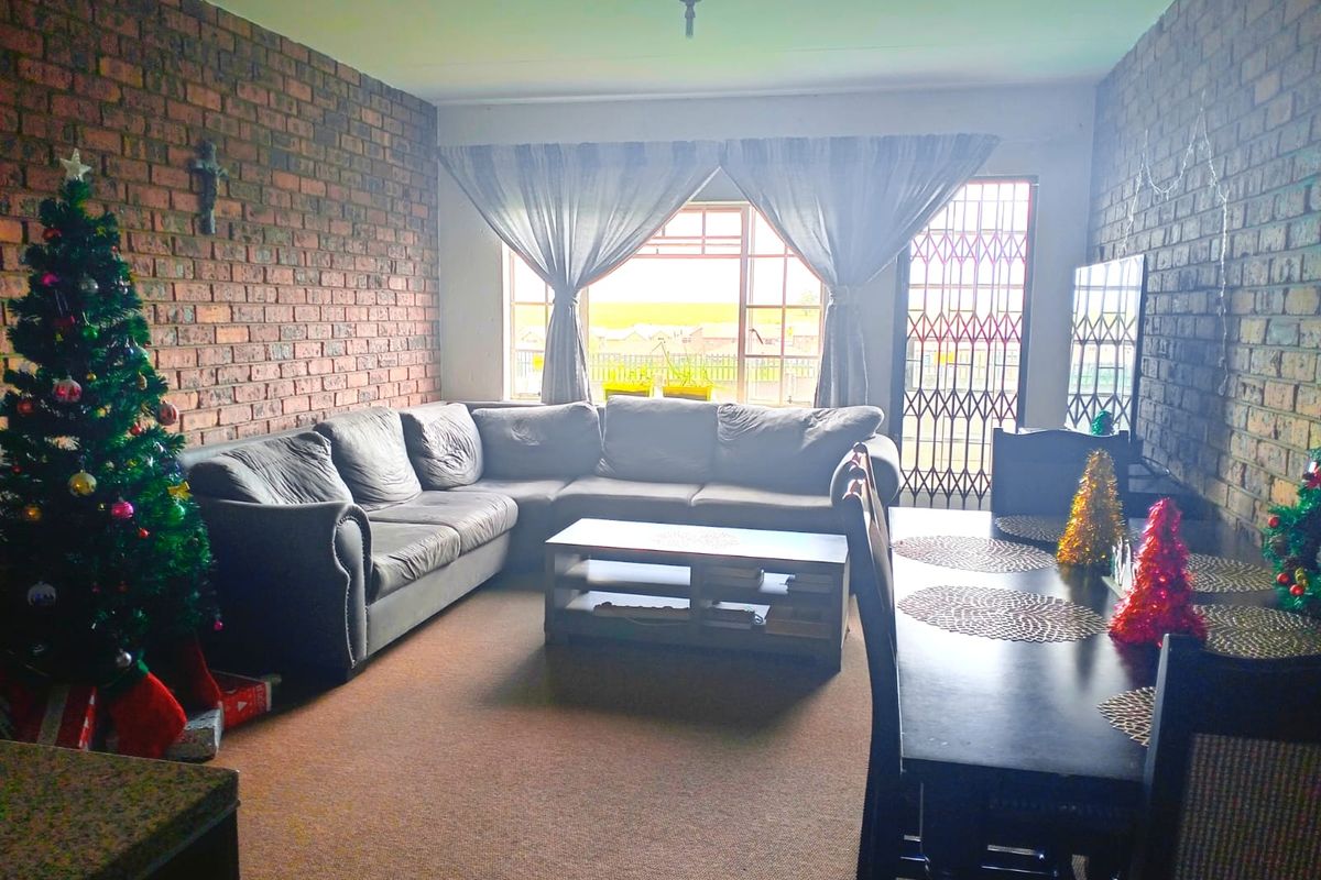 Neat 3-Bedroom Apartment in Secure Complex - Photo 3