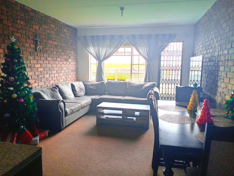 Neat 3-Bedroom Apartment in Secure Complex - Photo 3