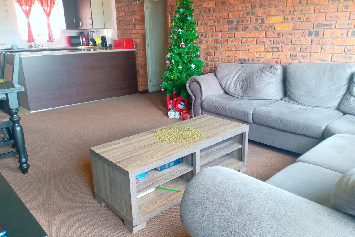 Neat 3-Bedroom Apartment in Secure Complex - Photo 2