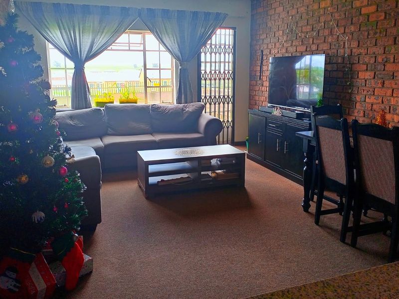 Neat 3-Bedroom Apartment in Secure Complex - Photo 4