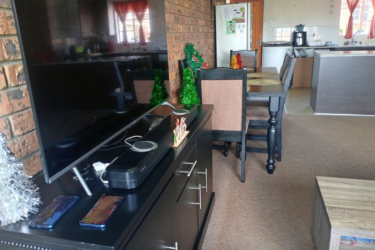 Neat 3-Bedroom Apartment in Secure Complex - Photo 5