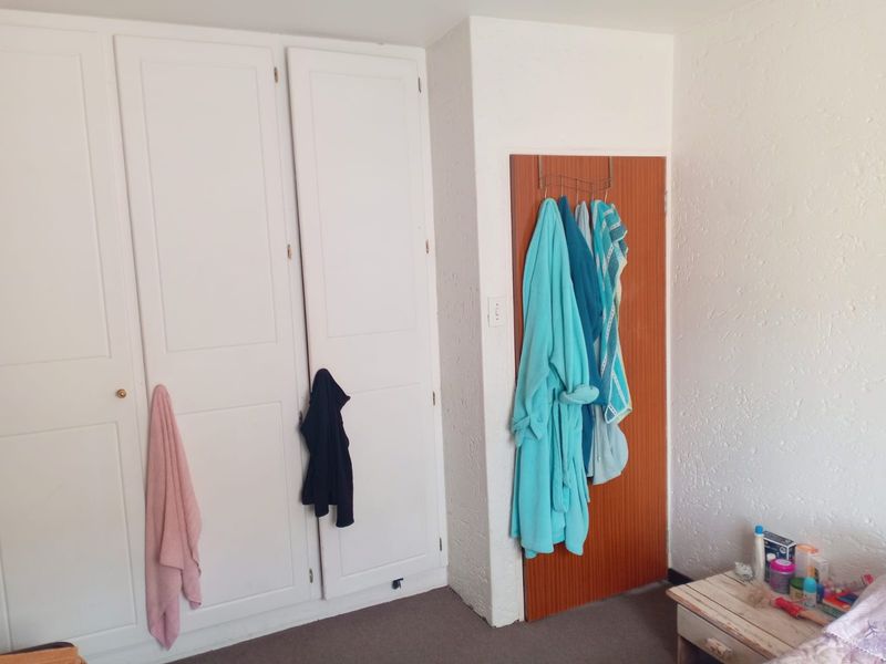 Neat 3-Bedroom Apartment in Secure Complex - Photo 9