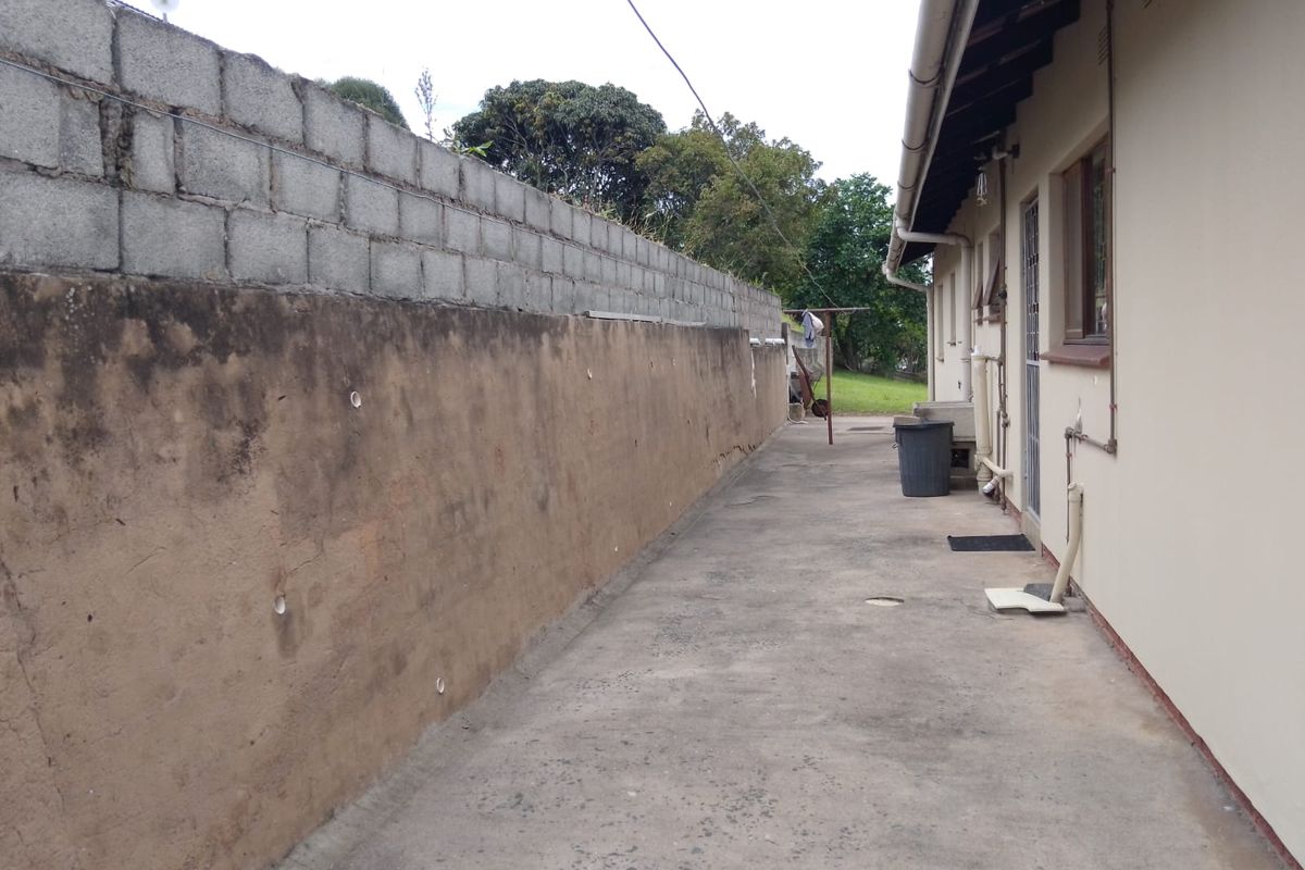 Modern  3 -Bedroom Family  Home in High Ridge - Photo 5