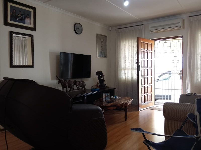 Modern  3 -Bedroom Family  Home in High Ridge - Photo 10