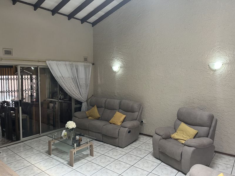 3 bedroom townhouse in Amanzimtoti - Photo 2