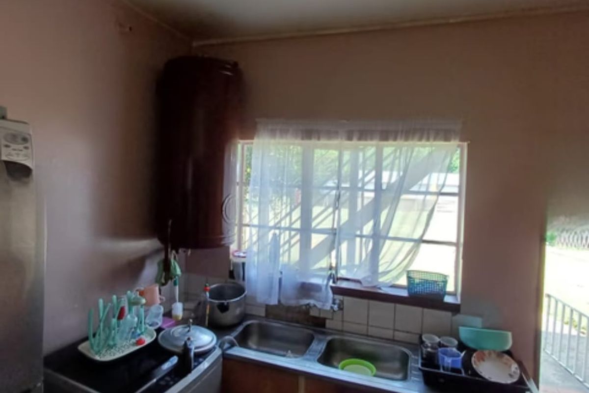 2 Bedroom Apartment in Meyerton Central. Slight Fixer upper but highly liveable. - Photo 5