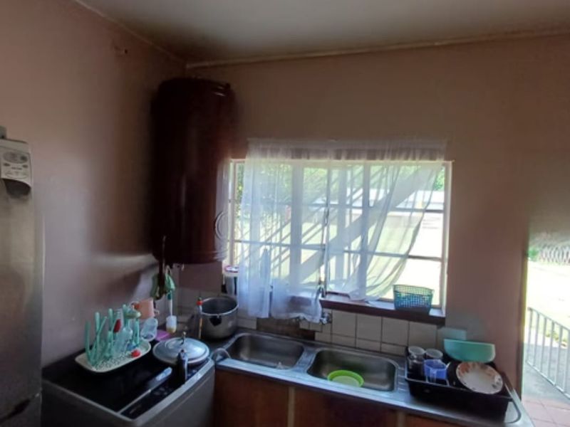 2 Bedroom Apartment in Meyerton Central. Slight Fixer upper but highly liveable. - Photo 5