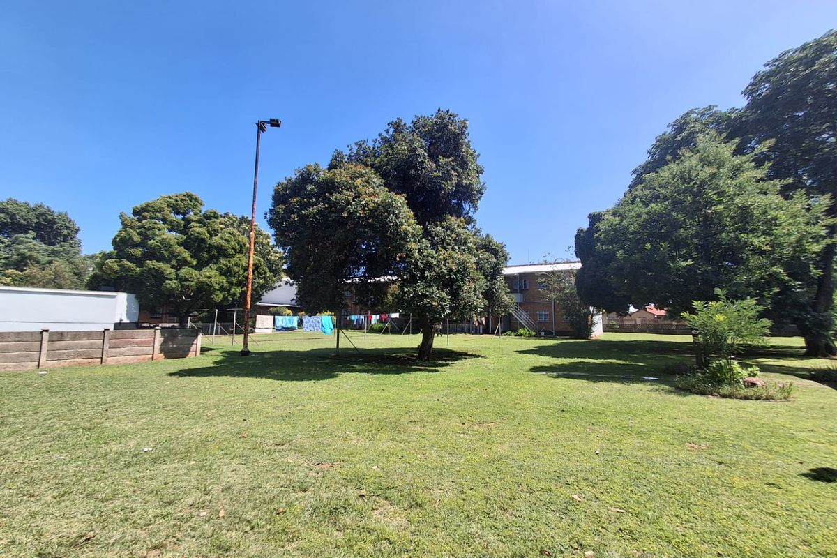 2 Bedroom Apartment in Meyerton Central. Slight Fixer upper but highly liveable. - Photo 2