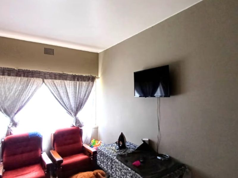 2 Bedroom Apartment in Meyerton Central. Slight Fixer upper but highly liveable. - Photo 8