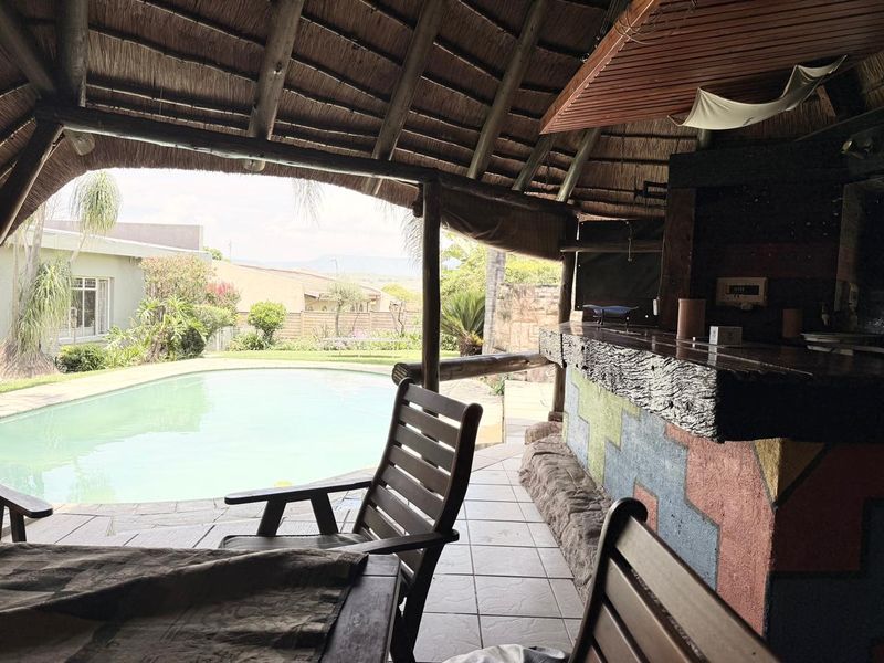 Stylish 3 Bedroom well situated Aviary Hill home - Photo 9