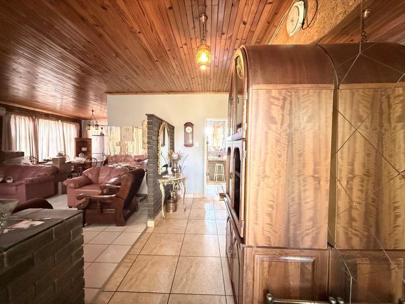 3 Bedroom House Close proximity to town - Photo 8