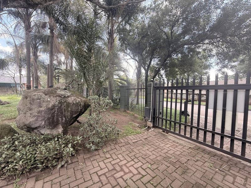 3 Bedroom House Close proximity to town - Photo 2