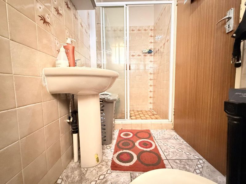 Value for money 3 Bedroom Lennoxton Home - Photo 6