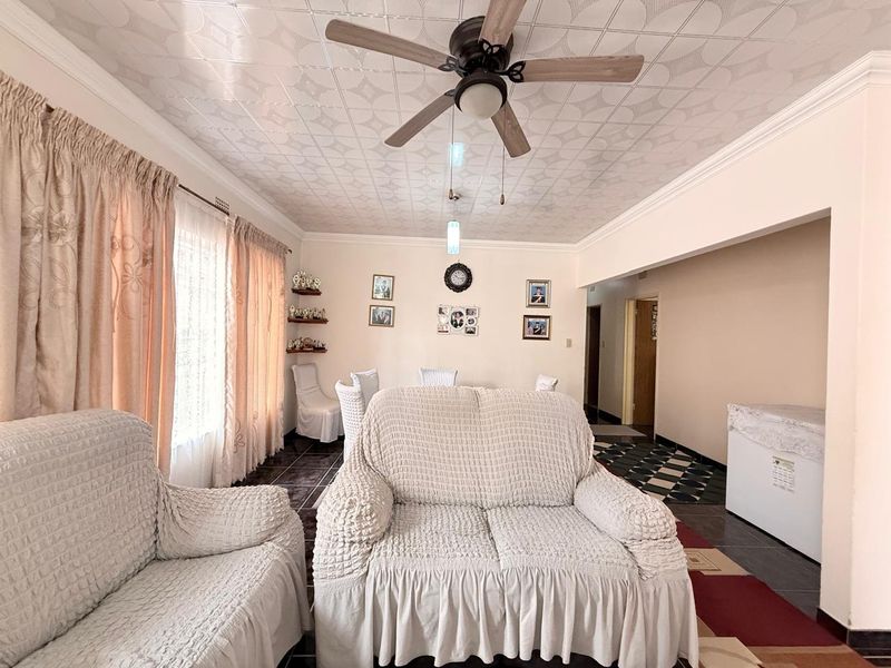 Value for money 3 Bedroom Lennoxton Home - Photo 2