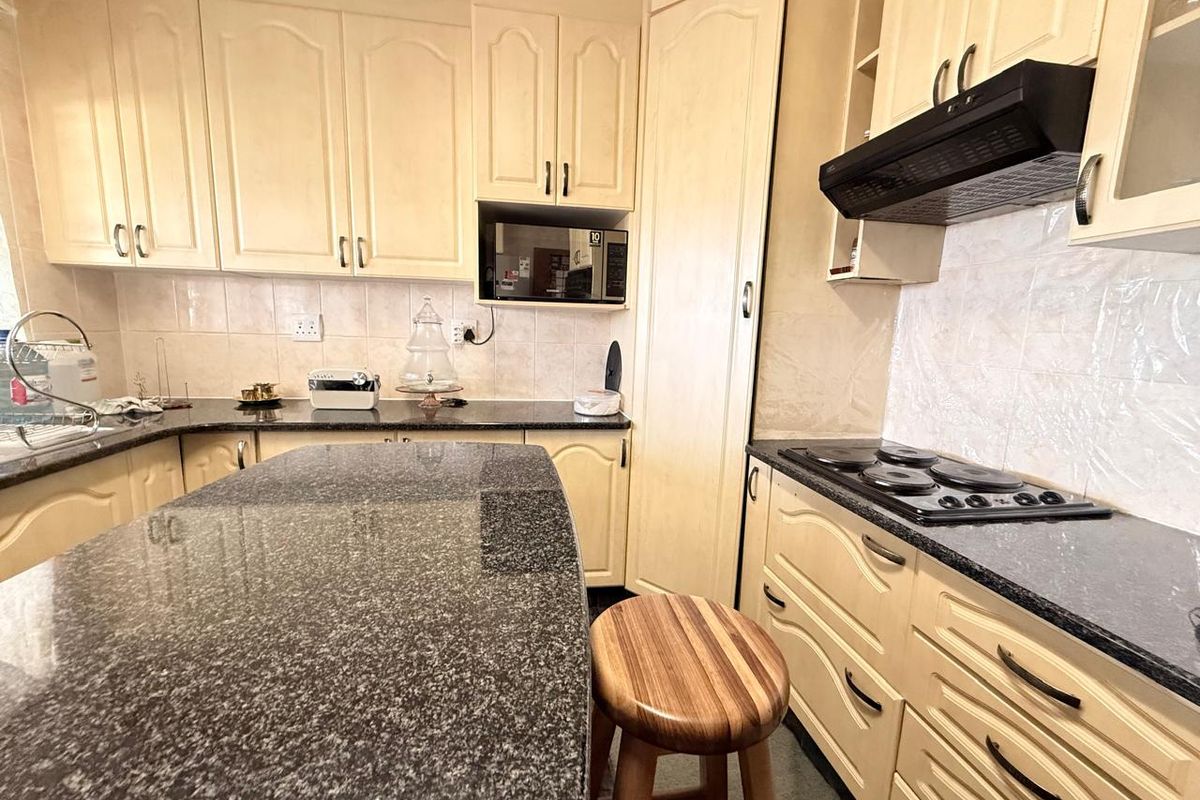 Value for money 3 Bedroom Lennoxton Home - Photo 3