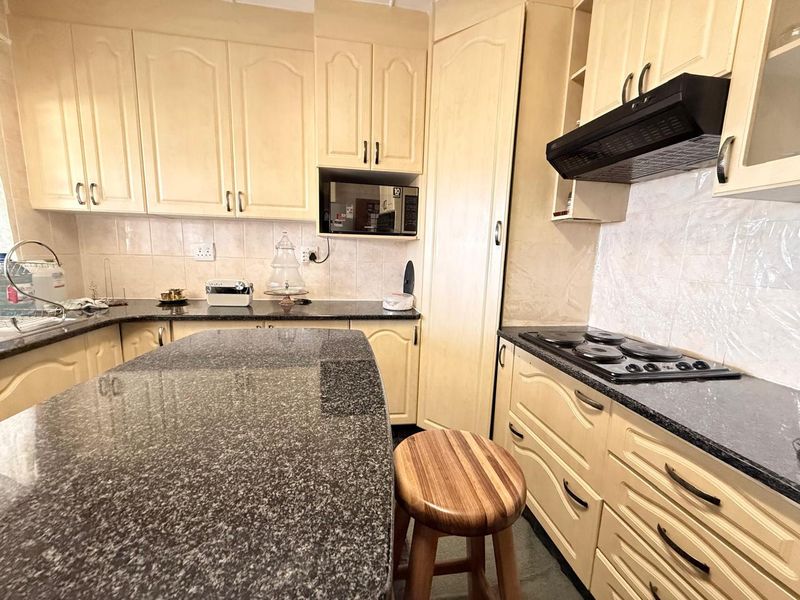 Value for money 3 Bedroom Lennoxton Home - Photo 3