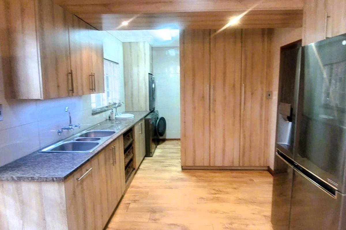 Spacious 4-Bedroom Family Home with Pool and Modern Kitchen - Photo 3
