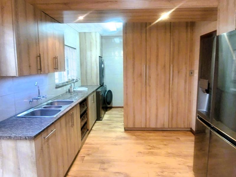 Spacious 4-Bedroom Family Home with Pool and Modern Kitchen - Photo 3