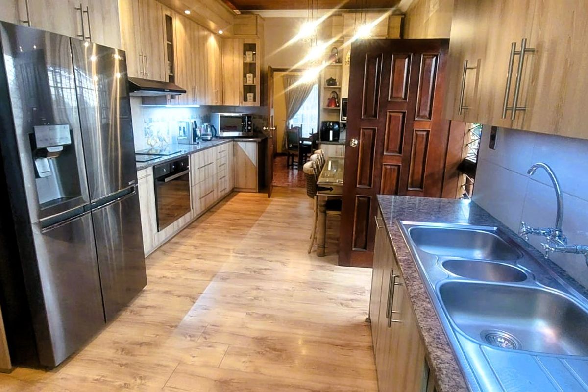 Spacious 4-Bedroom Family Home with Pool and Modern Kitchen - Photo 2