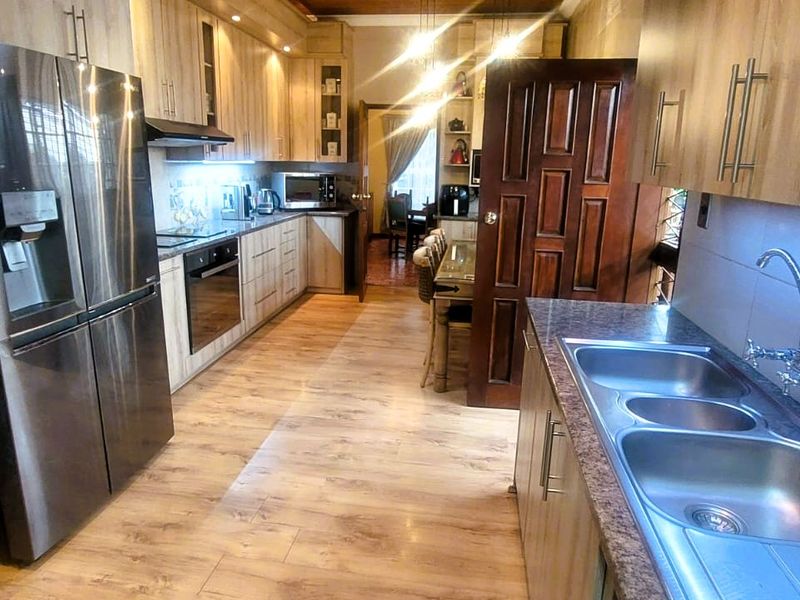 Spacious 4-Bedroom Family Home with Pool and Modern Kitchen - Photo 2